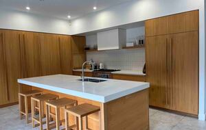 Oakwood Escape | Spa, Style & Serenity - Matcham, Australia