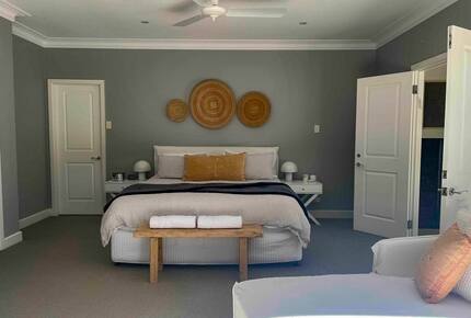 Oakwood Escape | Spa, Style & Serenity - Matcham, Australia