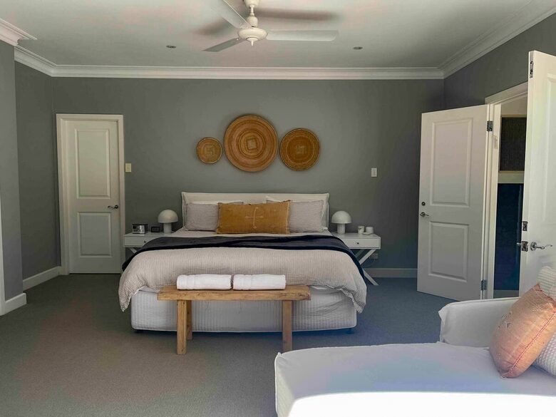 Oakwood Escape | Spa, Style & Serenity - Matcham, Australia