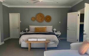 Oakwood Escape | Spa, Style & Serenity - Matcham, Australia