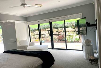 Oakwood Escape | Spa, Style & Serenity - Matcham, Australia