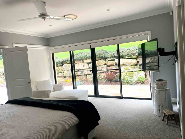 Oakwood Escape | Spa, Style & Serenity - Matcham, Australia