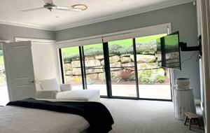 Oakwood Escape | Spa, Style & Serenity - Matcham, Australia