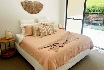 Oakwood Escape | Spa, Style & Serenity - Matcham, Australia