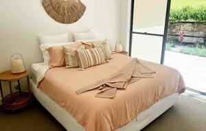 Oakwood Escape | Spa, Style & Serenity - Matcham, Australia