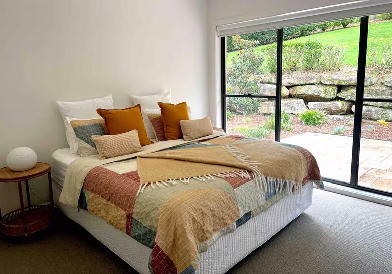 Oakwood Escape | Spa, Style & Serenity - Matcham, Australia