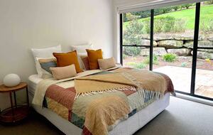 Oakwood Escape | Spa, Style & Serenity - Matcham, Australia