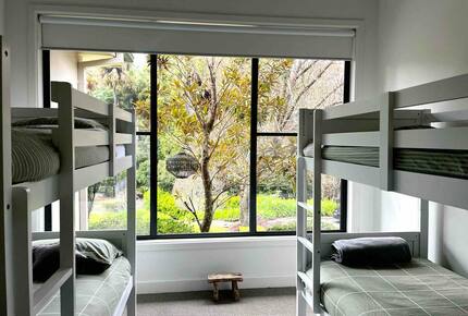 Oakwood Escape | Spa, Style & Serenity - Matcham, Australia