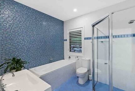 Oakwood Escape | Spa, Style & Serenity - Matcham, Australia