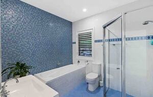 Oakwood Escape | Spa, Style & Serenity - Matcham, Australia