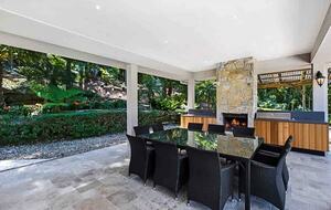 Oakwood Escape | Spa, Style & Serenity - Matcham, Australia