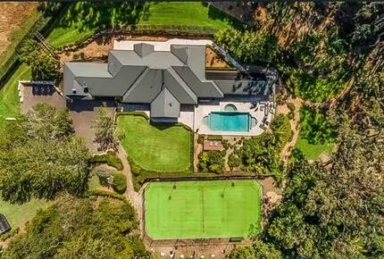 Oakwood Escape | Spa, Style & Serenity - Matcham, Australia