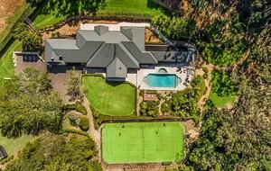 Oakwood Escape | Spa, Style & Serenity - Matcham, Australia