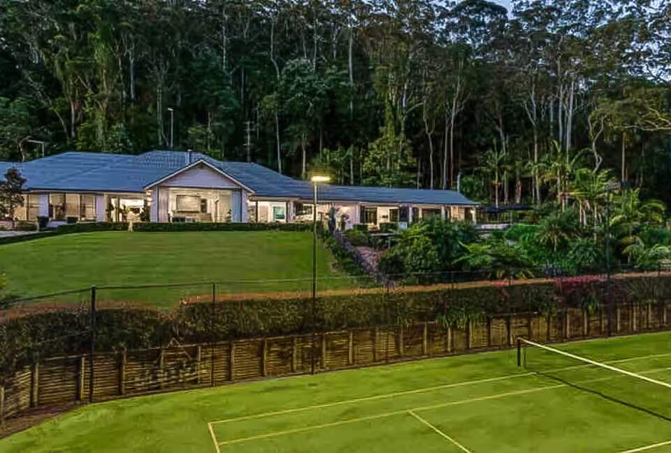 Oakwood Escape | Spa, Style & Serenity - Matcham, Australia