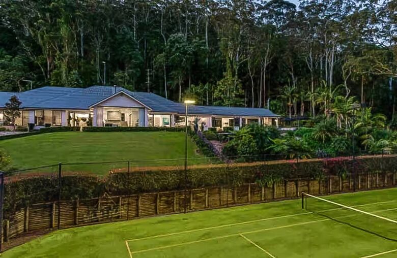 Oakwood Escape | Spa, Style & Serenity - Matcham, Australia