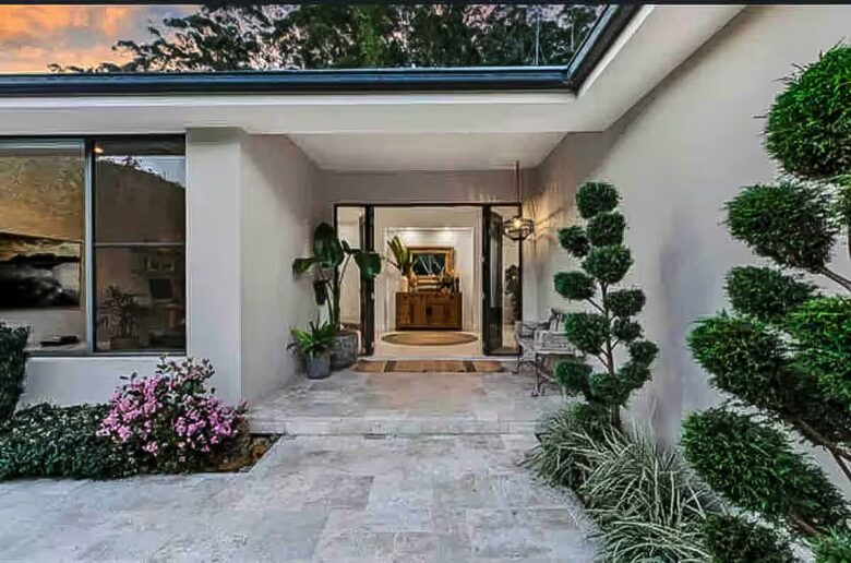 Oakwood Escape | Spa, Style & Serenity - Matcham, Australia