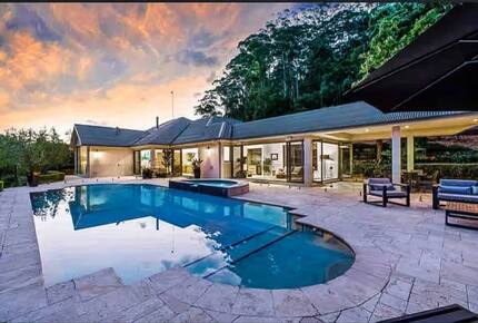 Oakwood Escape | Spa, Style & Serenity - Matcham, Australia