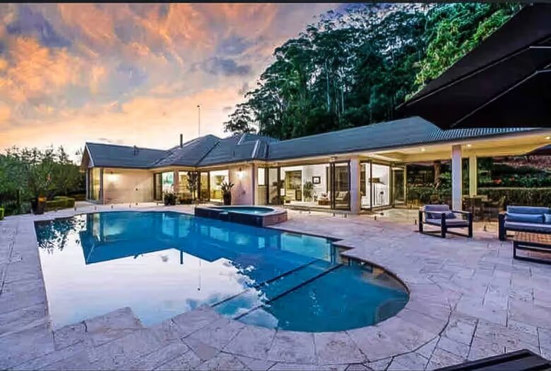 Oakwood Escape | Spa, Style & Serenity - Matcham, Australia