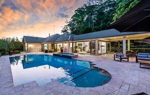 Oakwood Escape | Spa, Style & Serenity - Matcham, Australia