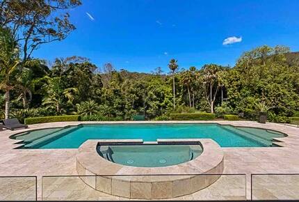 Oakwood Escape | Spa, Style & Serenity - Matcham, Australia