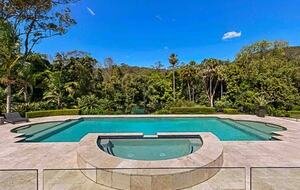 Oakwood Escape | Spa, Style & Serenity - Matcham, Australia