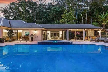 Oakwood Escape | Spa, Style & Serenity - Matcham, Australia