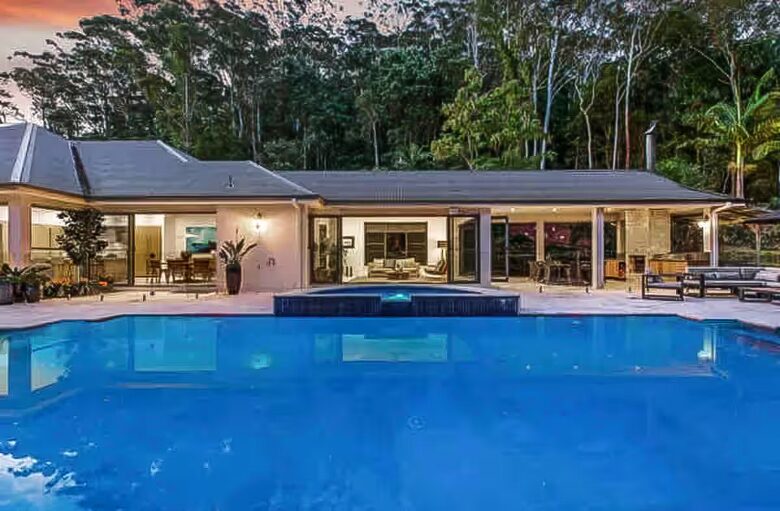 Oakwood Escape | Spa, Style & Serenity - Matcham, Australia