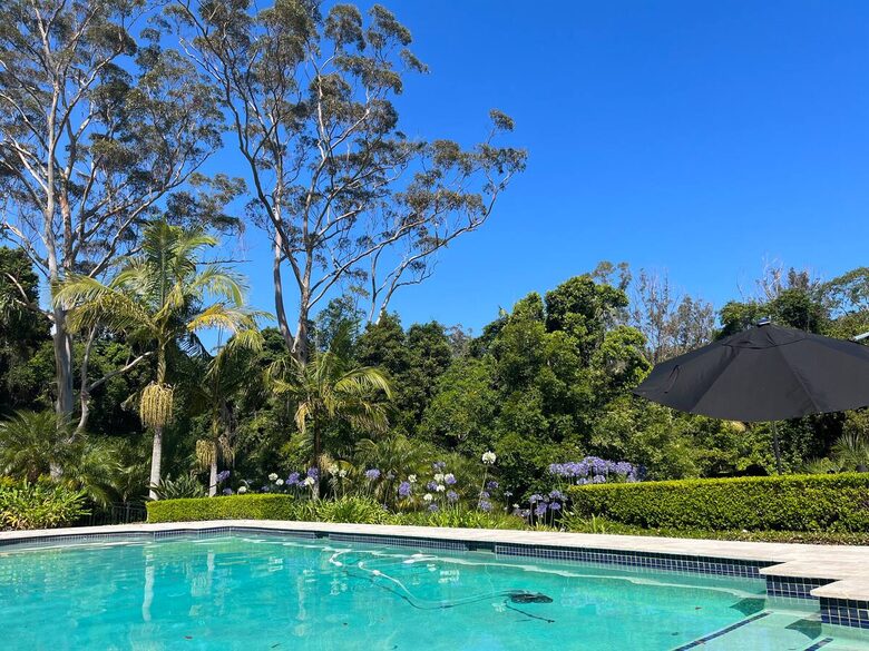 Oakwood Escape | Spa, Style & Serenity - Matcham, Australia