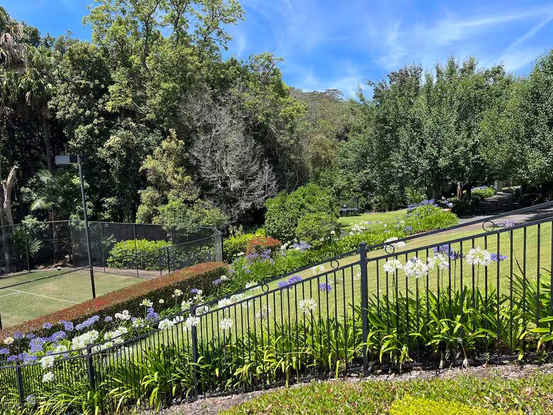 Oakwood Escape | Spa, Style & Serenity - Matcham, Australia