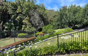 Oakwood Escape | Spa, Style & Serenity - Matcham, Australia