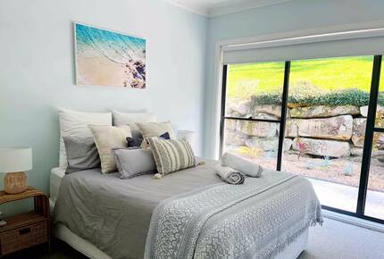 Oakwood Escape | Spa, Style & Serenity - Matcham, Australia