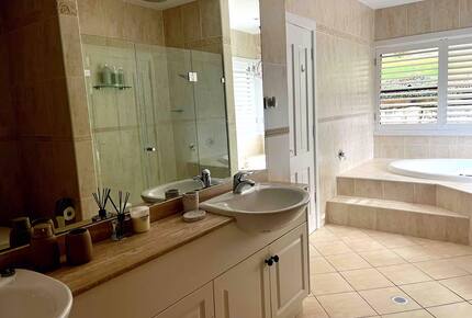 Oakwood Escape | Spa, Style & Serenity - Matcham, Australia