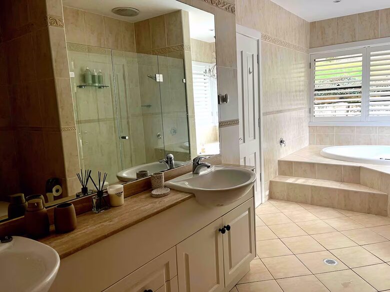 Oakwood Escape | Spa, Style & Serenity - Matcham, Australia