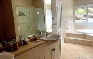 Oakwood Escape | Spa, Style & Serenity - Matcham, Australia