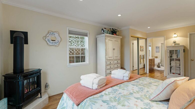 Harbor Hideaway: Coastal Comfort in Santa Cruz - Santa Cruz, California