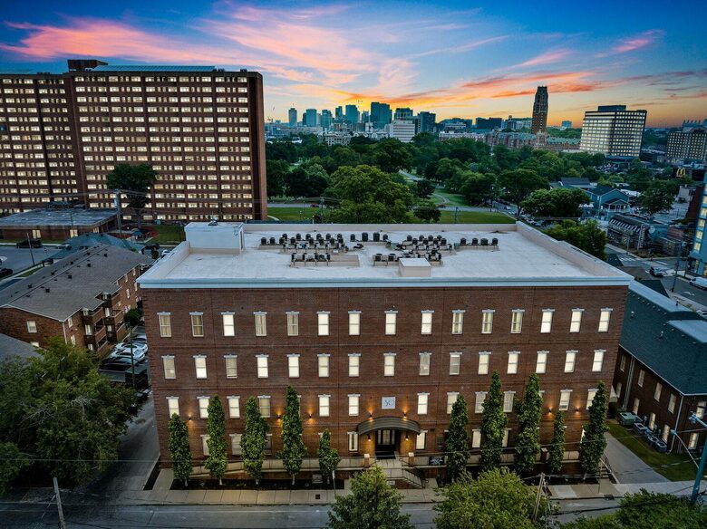 Broadway Blues | Nashville Comfort in West End - Nashville, Tennessee