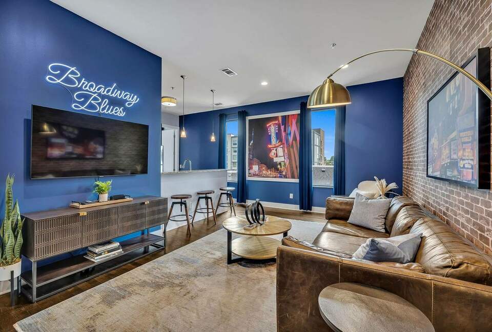 Broadway Blues | Nashville Comfort in West End - Nashville, Tennessee