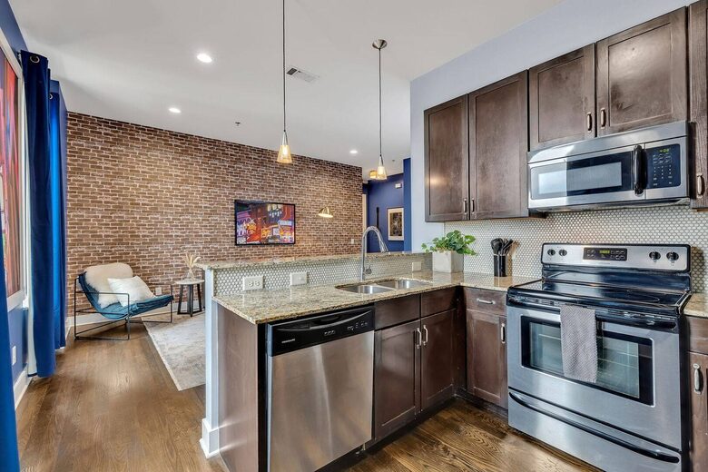 Broadway Blues | Nashville Comfort in West End - Nashville, Tennessee