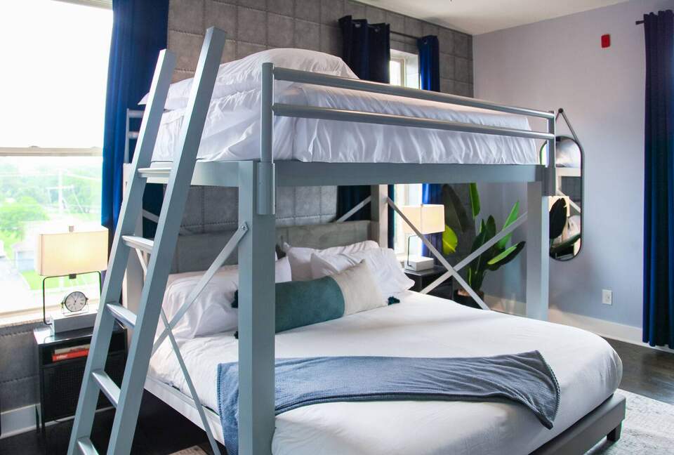 Broadway Blues | Nashville Comfort in West End - Nashville, Tennessee