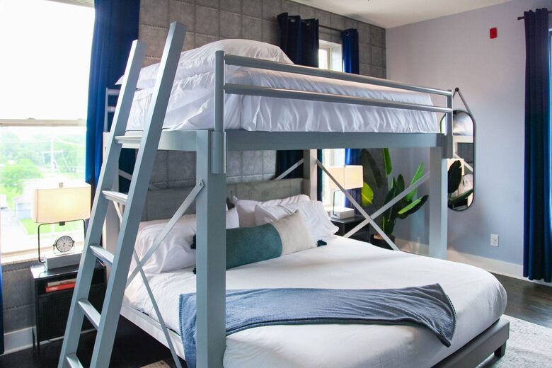 Broadway Blues | Nashville Comfort in West End - Nashville, Tennessee