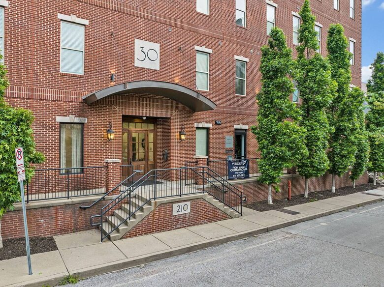 Broadway Blues | Nashville Comfort in West End - Nashville, Tennessee