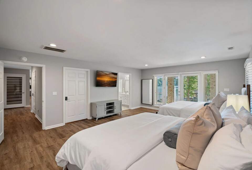 Sophisticated Waterside Escape on Lake Norman - Mooresville, North Carolina