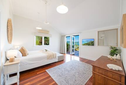 Panoramic Coral Sea Views from a Sophisticated Hillside Haven - Airlie Beach, Australia