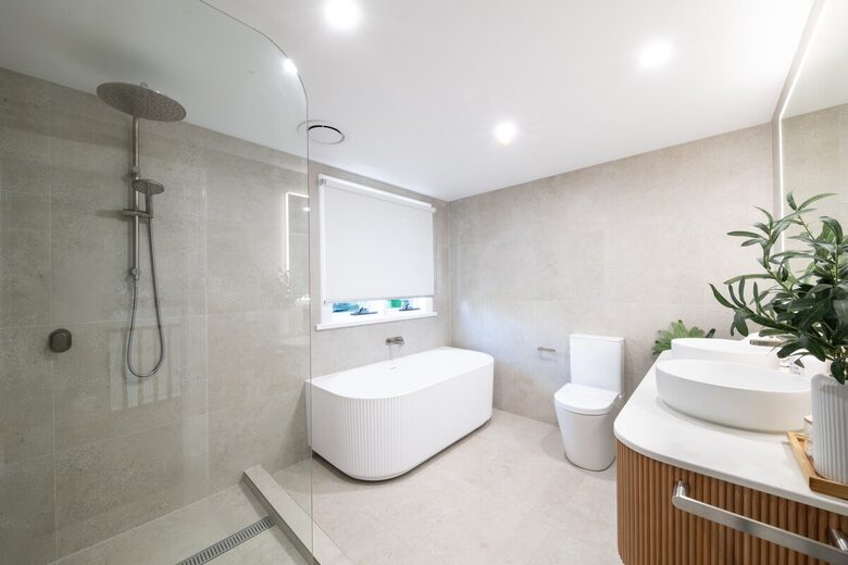 Panoramic Coral Sea Views from a Sophisticated Hillside Haven - Airlie Beach, Australia