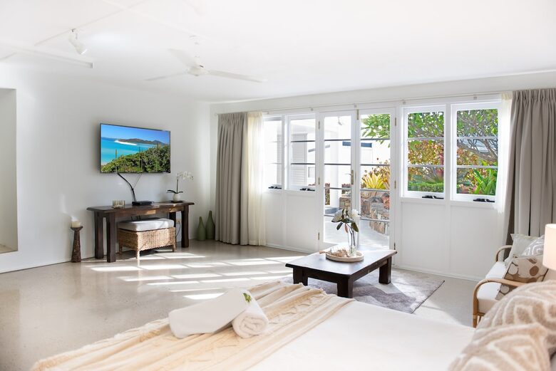 Panoramic Coral Sea Views from a Sophisticated Hillside Haven - Airlie Beach, Australia