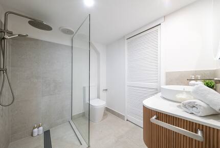 Panoramic Coral Sea Views from a Sophisticated Hillside Haven - Airlie Beach, Australia