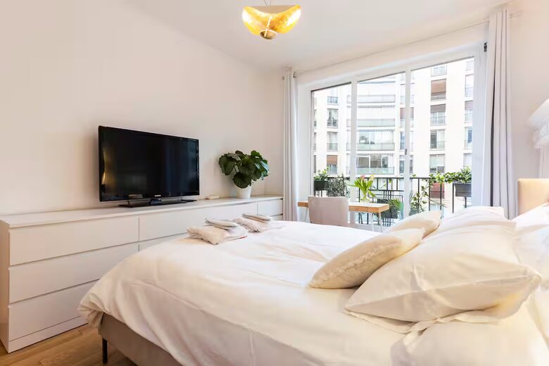 Elegant Apartment by Champs-Élysées & Arc de Triomphe - Paris, France