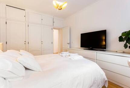 Elegant Apartment by Champs-Élysées & Arc de Triomphe - Paris, France