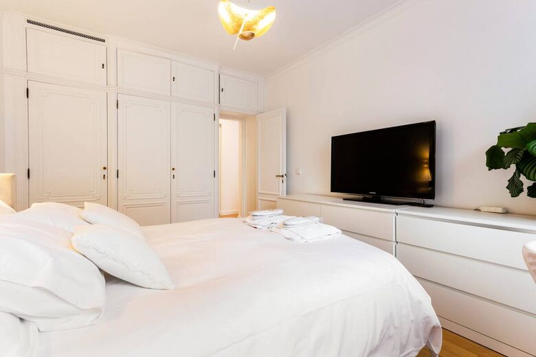 Elegant Apartment by Champs-Élysées & Arc de Triomphe - Paris, France