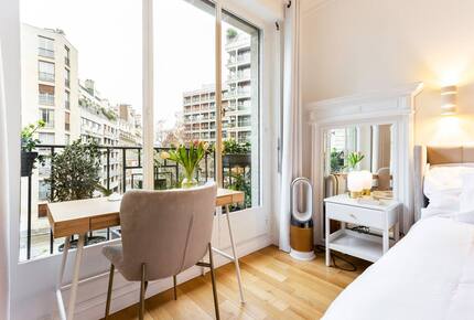 Elegant Apartment by Champs-Élysées & Arc de Triomphe - Paris, France